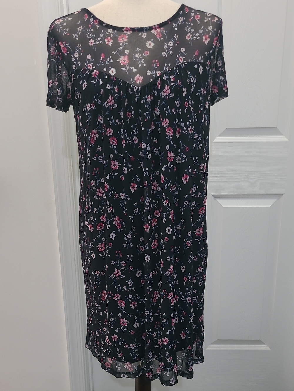 Apt 9 Floral Short Sleeve Shift Dress in Black with Red & Pink Blooms